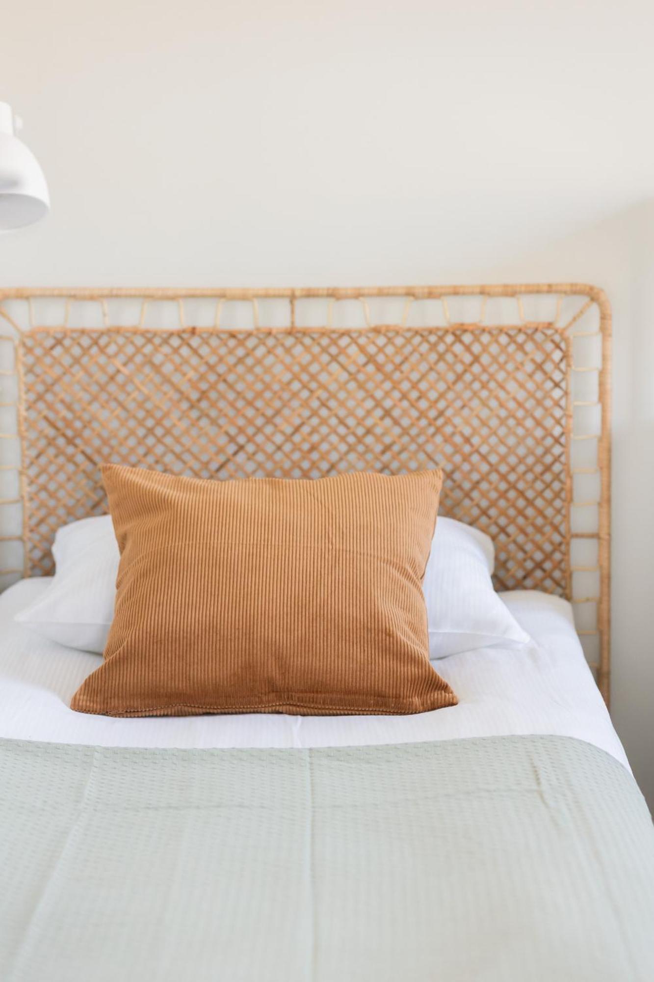 Bright 2-bedroom By Renters Apartament