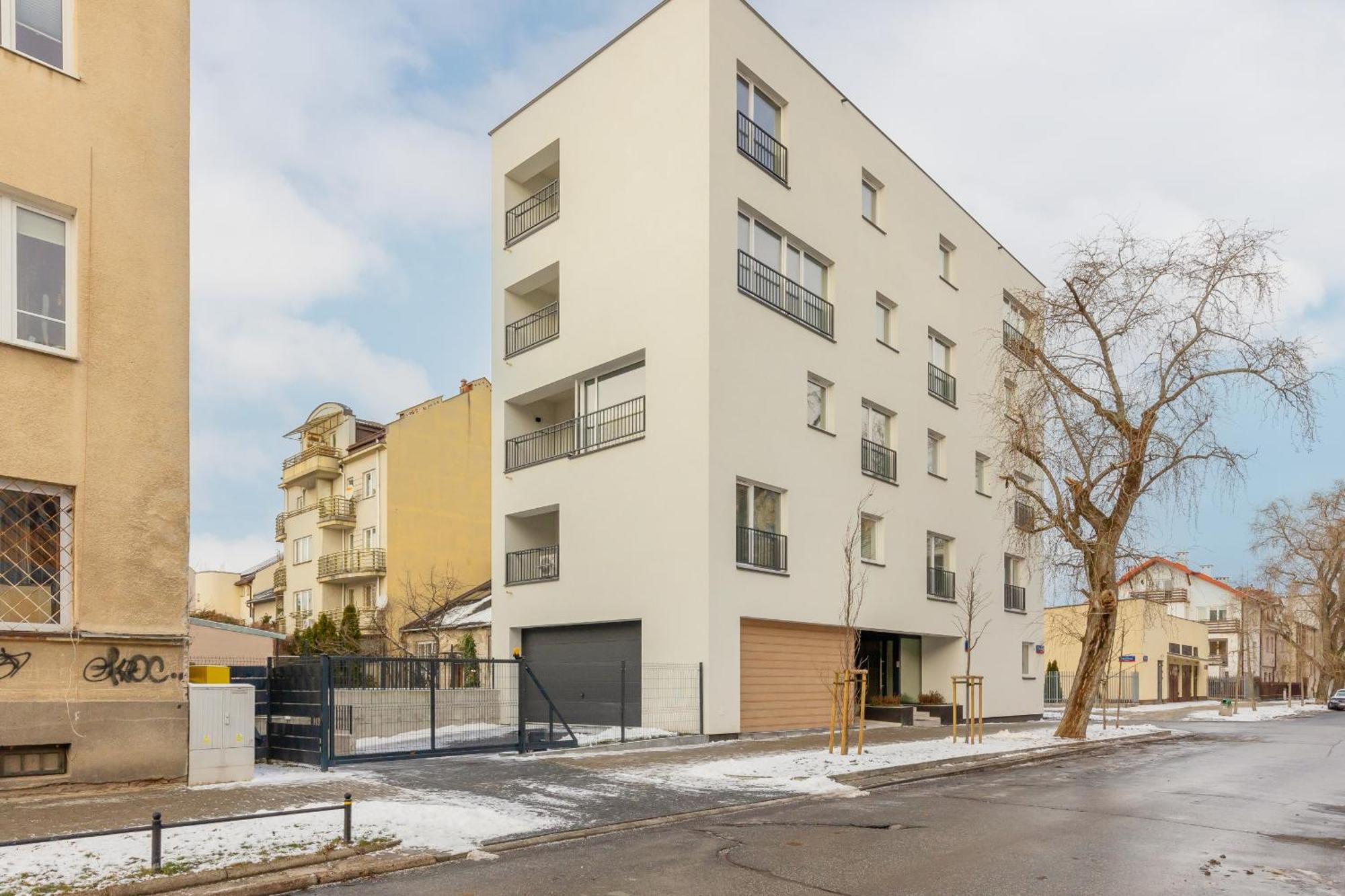 Bright 2-bedroom By Renters Apartament