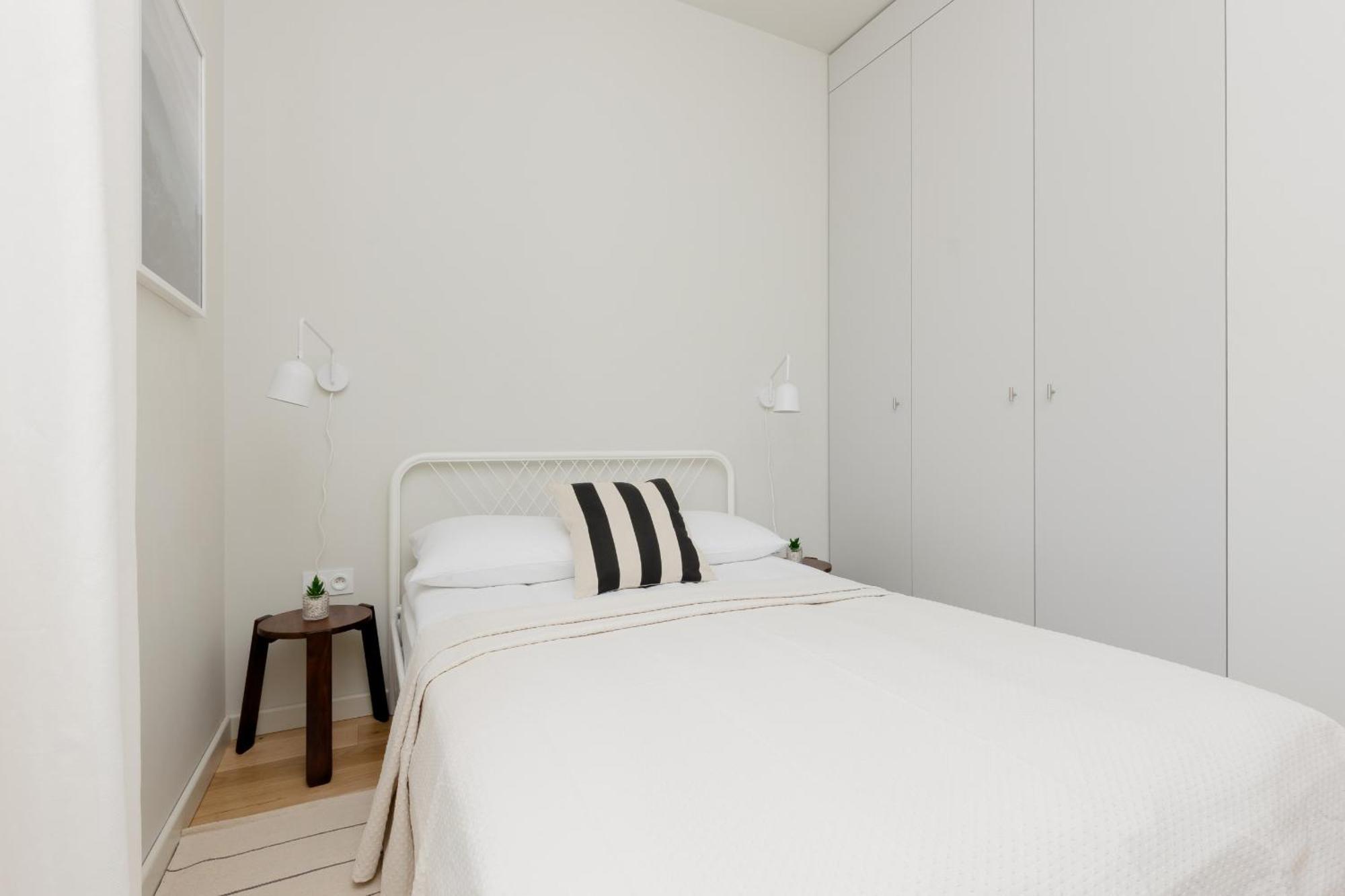 Bright 2-bedroom By Renters Apartament *