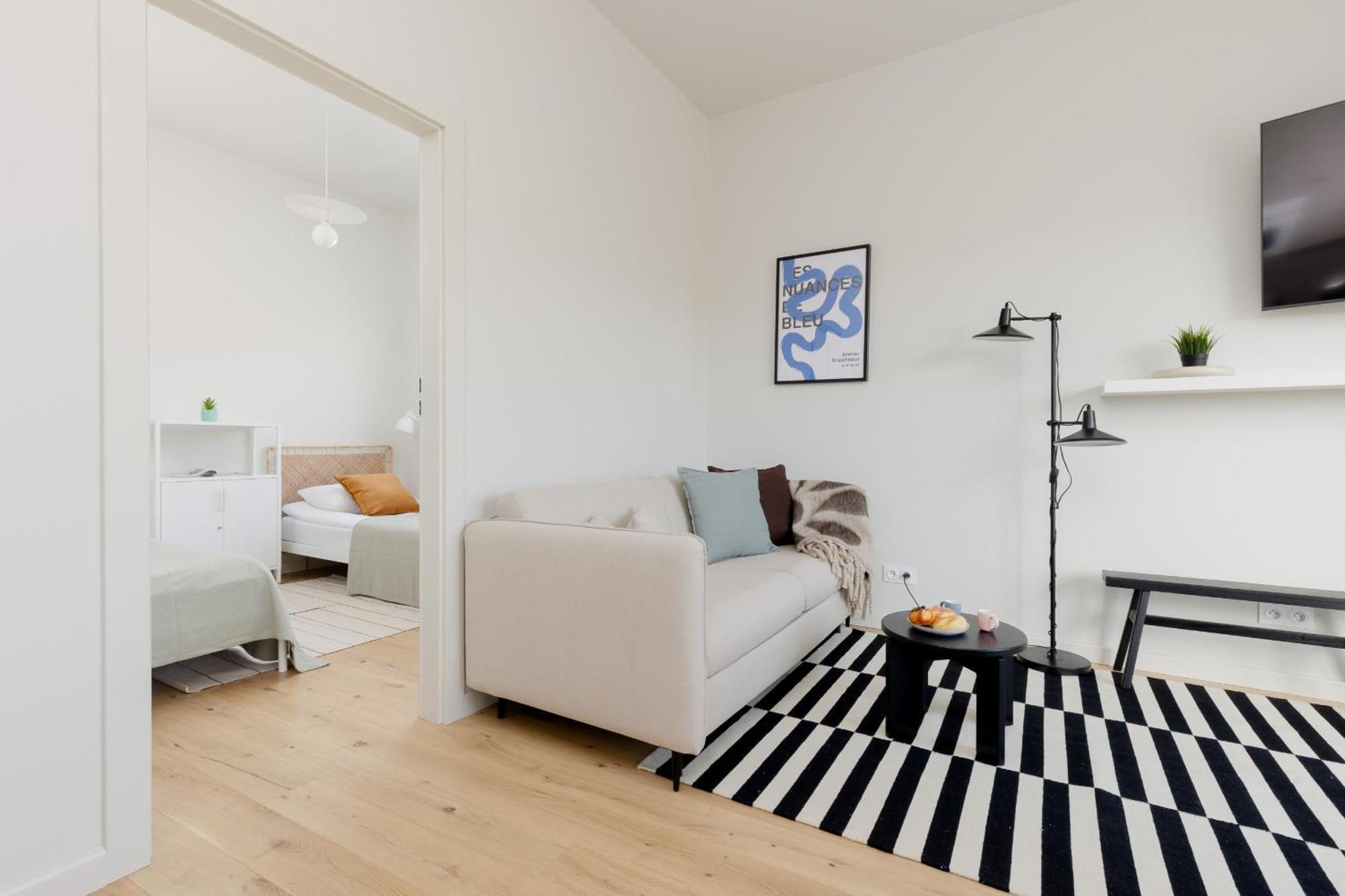 Bright 2-bedroom By Renters Apartament