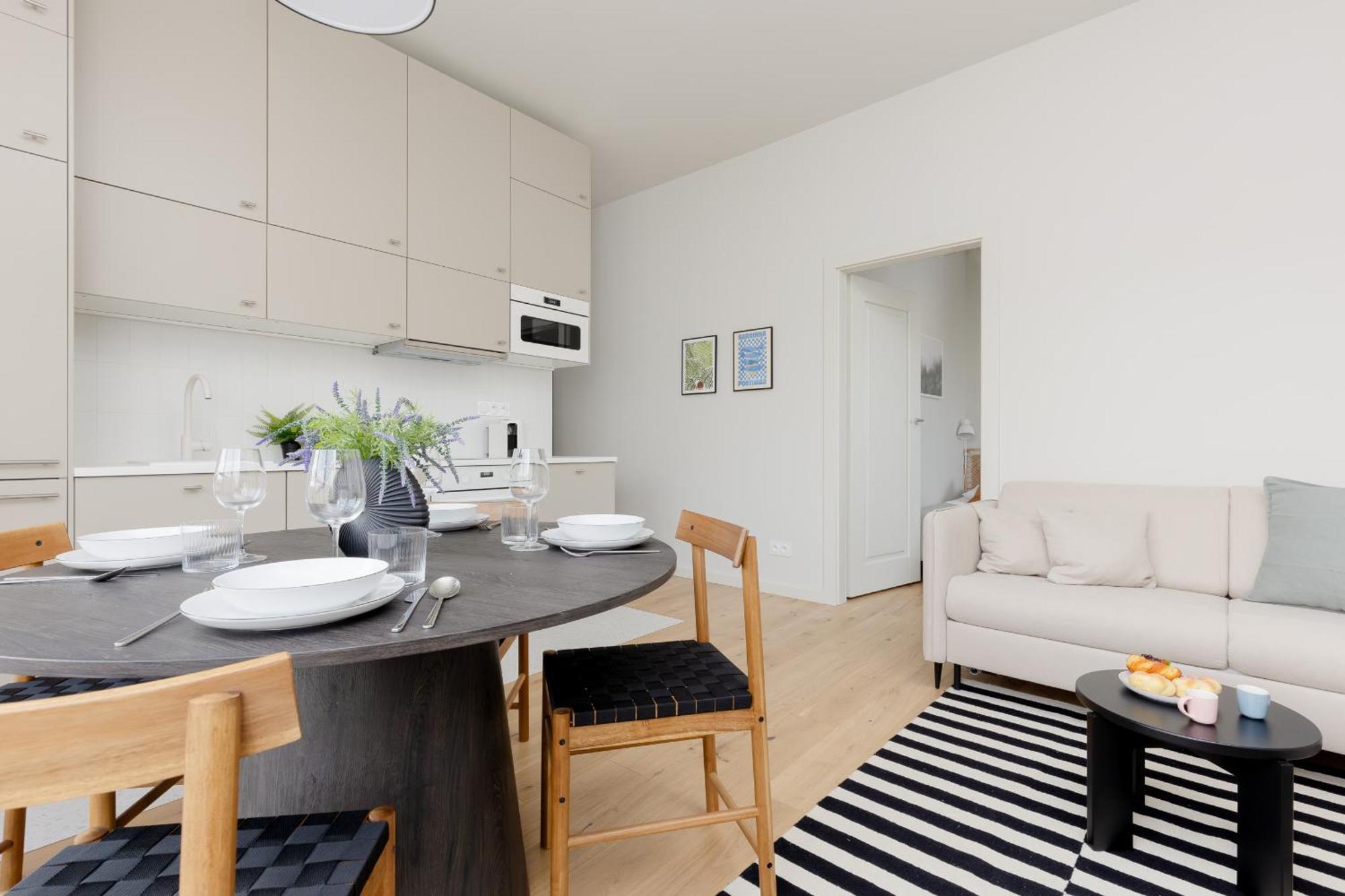 Bright 2-bedroom By Renters Apartament *